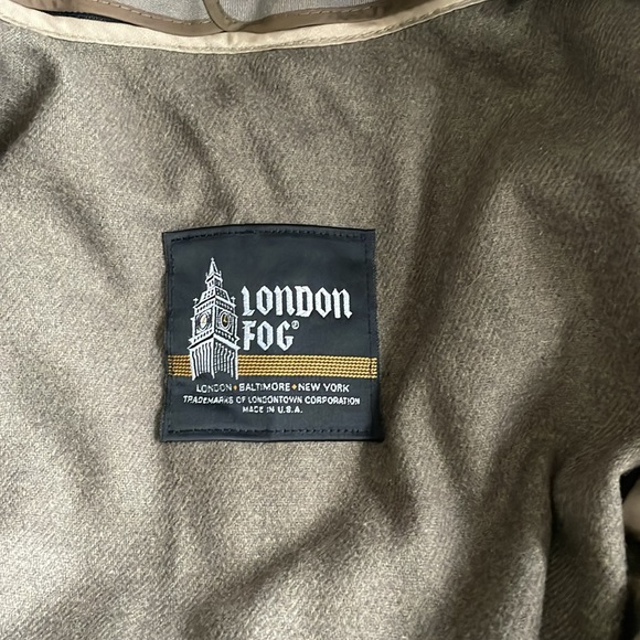Vintage London double breasted button closure with a belt-lined fog trench coat - Picture 5 of 6